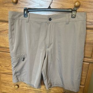 Magellan Fish Gear, Water Repel Men's Tan Shorts, size 40, smoke/pet free home.